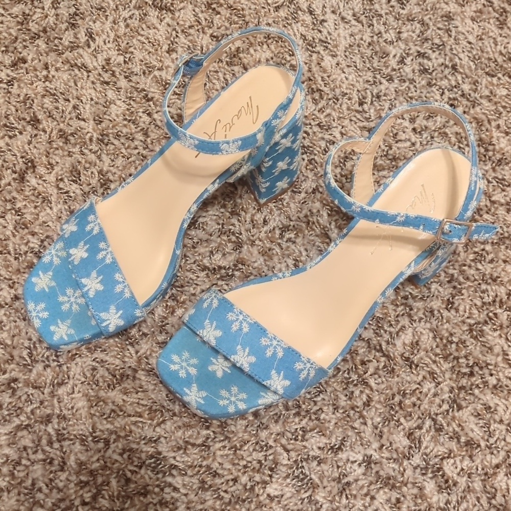 Mari A women's blue daisy print ankle strap block heeled sandals - Picture 3 of 8